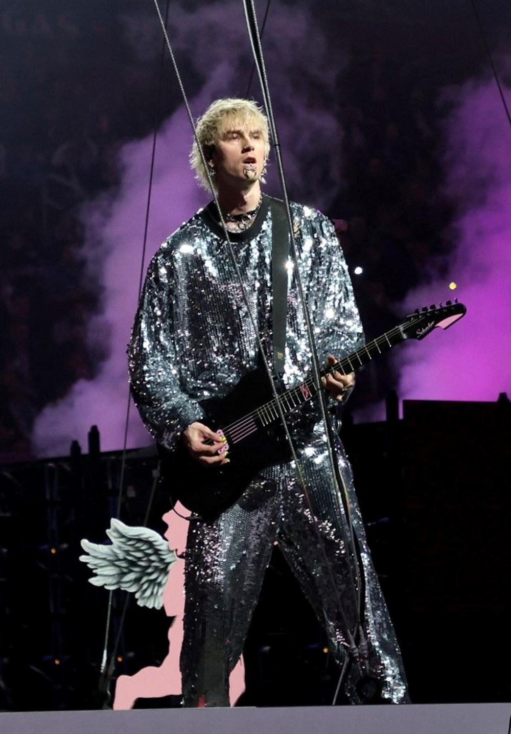 Megan Fox nişanlısı Machine Gun Kelly'yi konserinde yalnız bırakmadı - 2