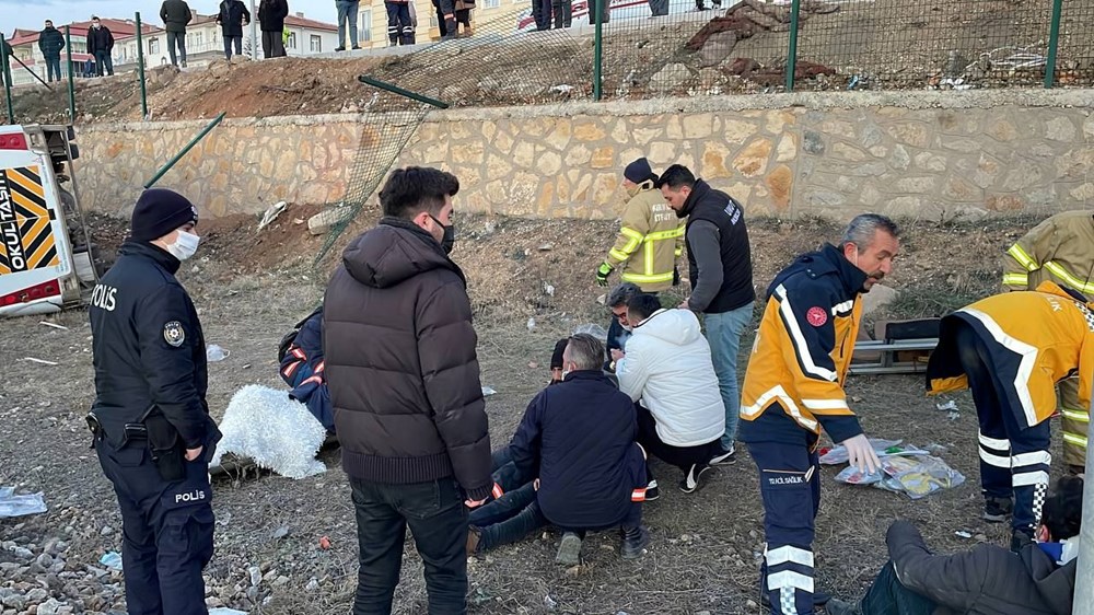 Kırıkkale'de işçi servisi devrildi: 15 yaralı - 3