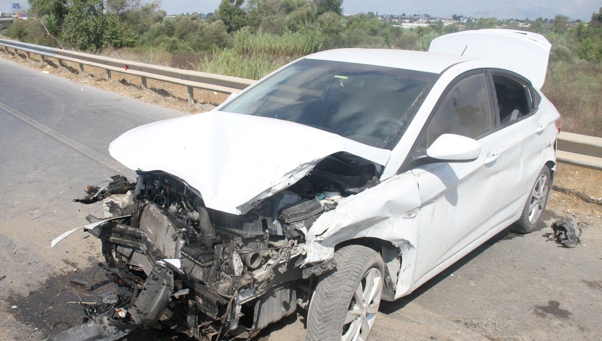 Otomobil yol kenarında bariyerlere çarptı: 2 yaralı Otomobil yol kenarında bariyerlere çarptı: 2 yaralı