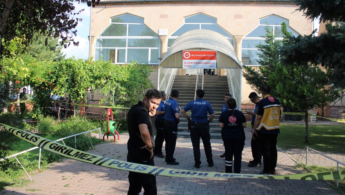 Husumetlisini namaz kılarken öldürdü