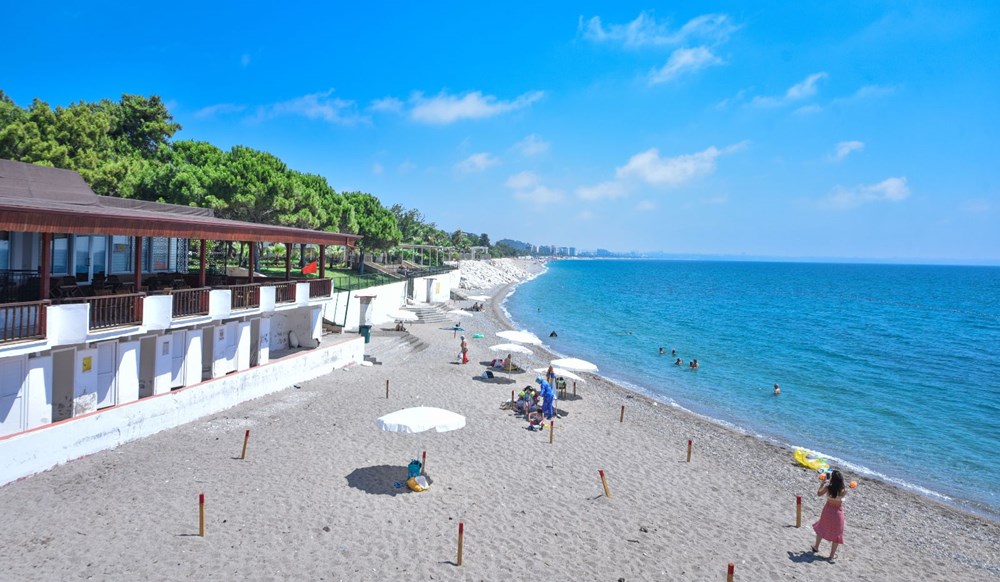 Konyaaltı Sahili 60 yılda 35 metre eridi, bir havluluk yer kaldı