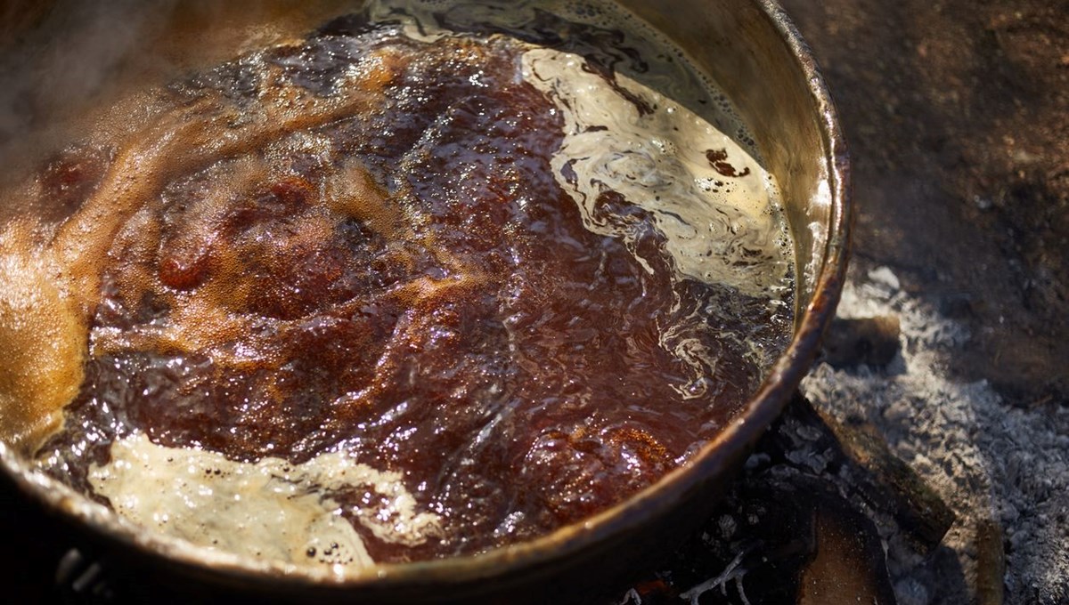 Odun ateşinde saatlerce kaynatılıyor: Başında nöbet tutuyorlar