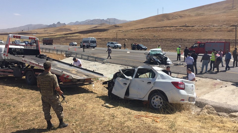 Van'da iki otomobil çarpıştı: 8 ölü, 1 yaralı - 1
