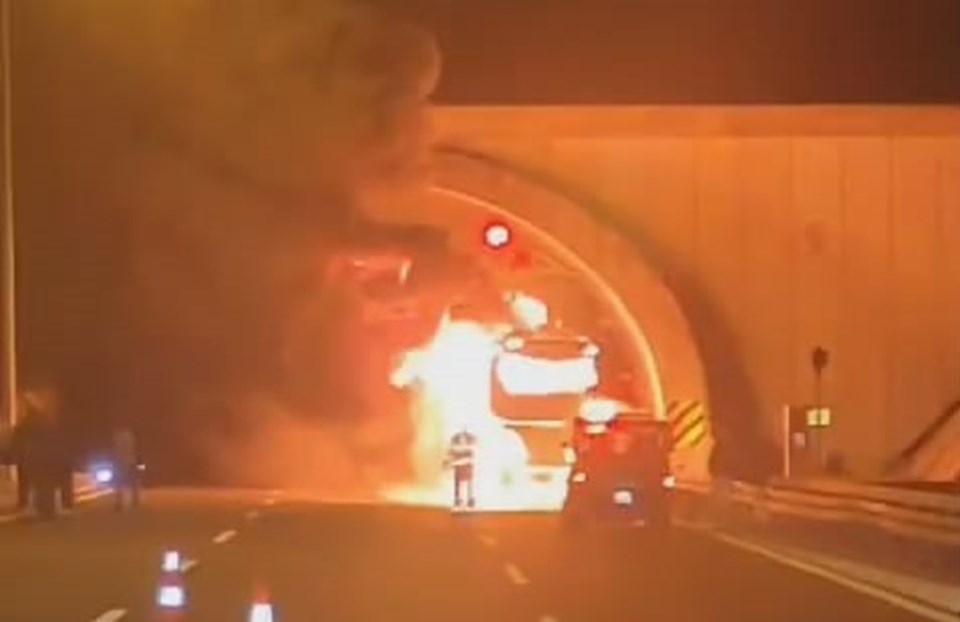 Orhangazi Tüneli'nde yolcu otobüsü alev alev yandı: 16 yolcu hastaneye kaldırıldı - 1