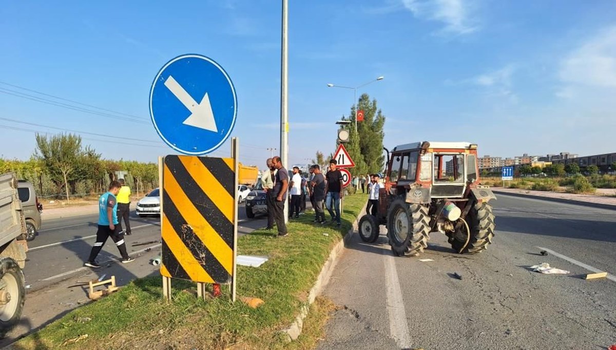 Batman'da traktörle kamyonet çarpıştı: 3 yaralı Batman'da traktörle kamyonet çarpıştı: 3 yaralı