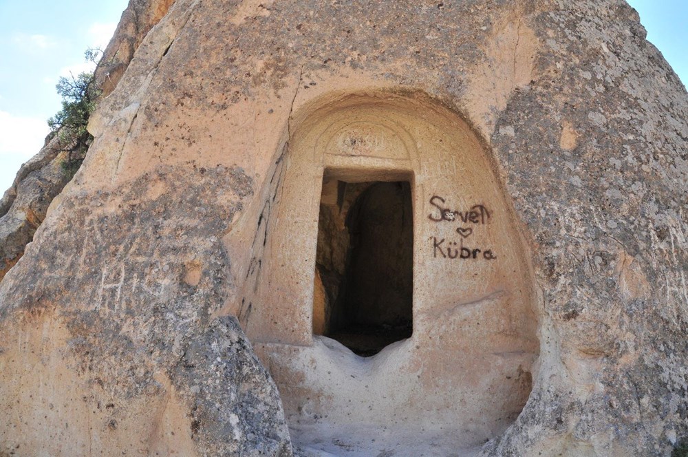 Kapadokya’da peribacalarına sprey boyalı tahrip!