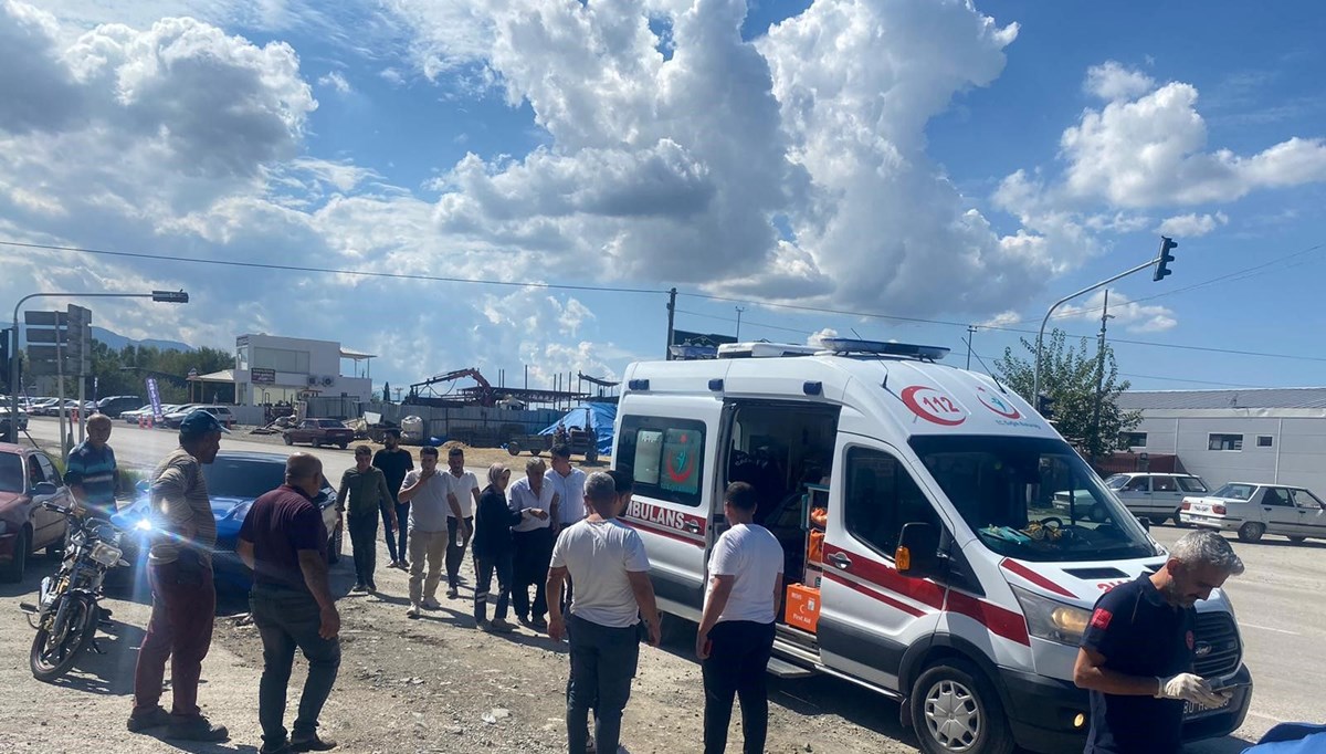 Hafif ticari araç ile otomobil çarpıştı: 2 yaralı Hafif ticari araç ile otomobil çarpıştı: 2 yaralı