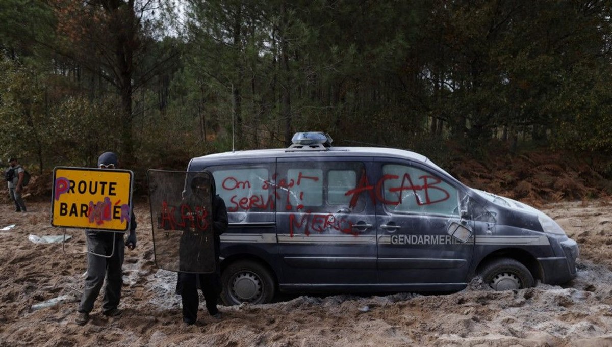 Fransa'da yüksek hızlı tren protestosuna polis müdahalesi Fransa'da yüksek hızlı tren protestosuna polis müdahalesi