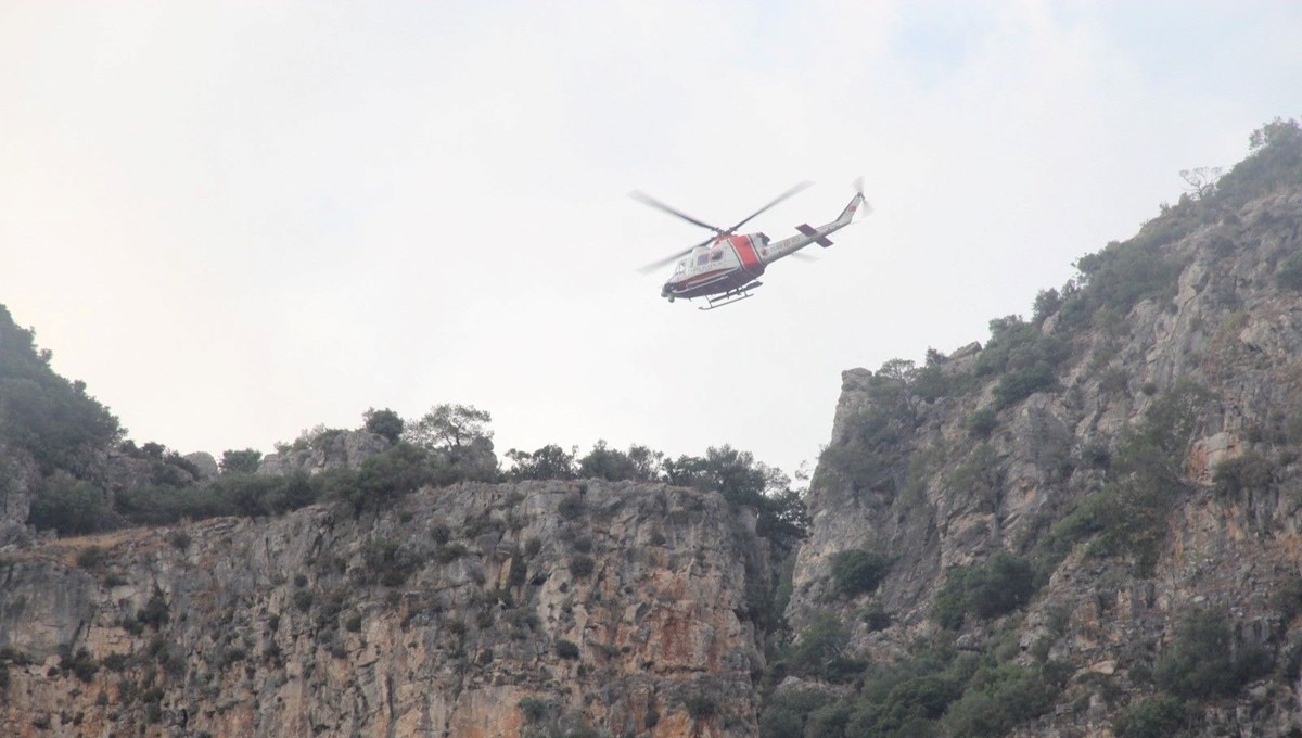Şiddetli yağış nedeniyle dağda mahsur kalan dağcılar helikopterle kurtarıldı