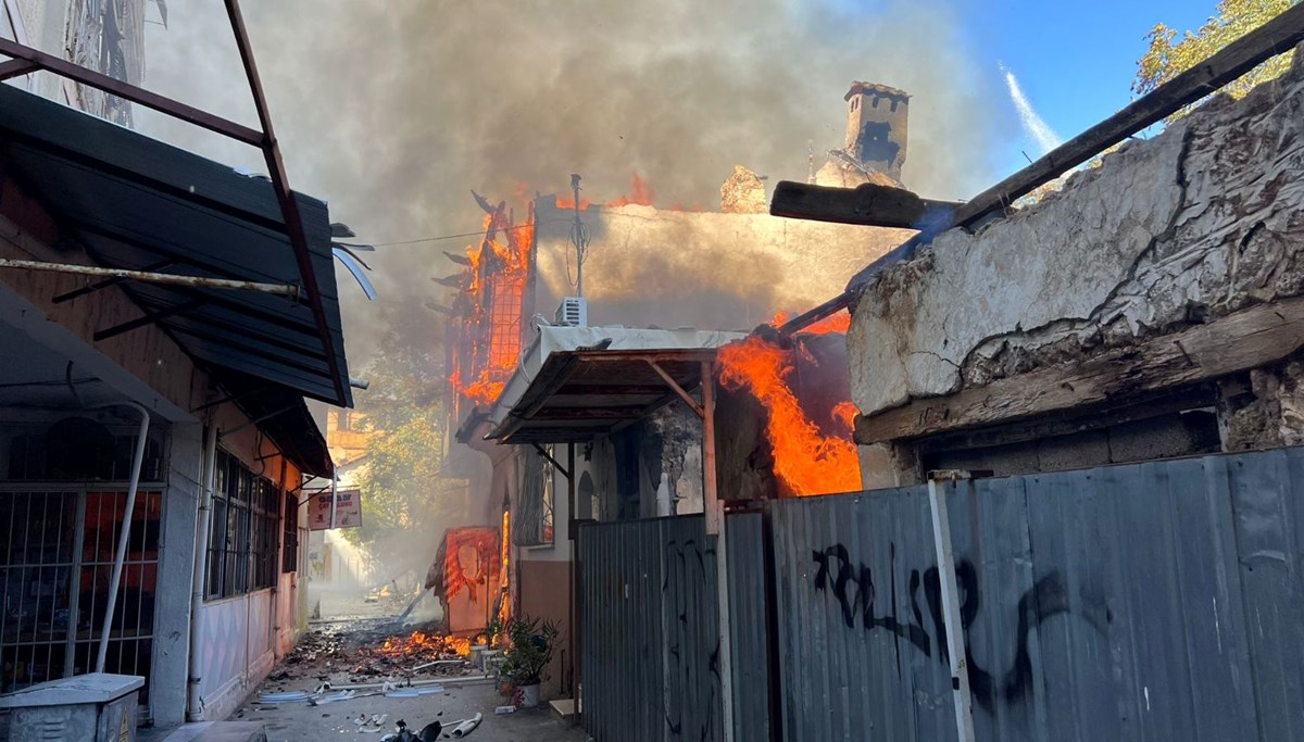 Antalya’da tarihi binada yangın | Mahalle muhtarı: Bu mahallede her pazar bir ev yanıyor