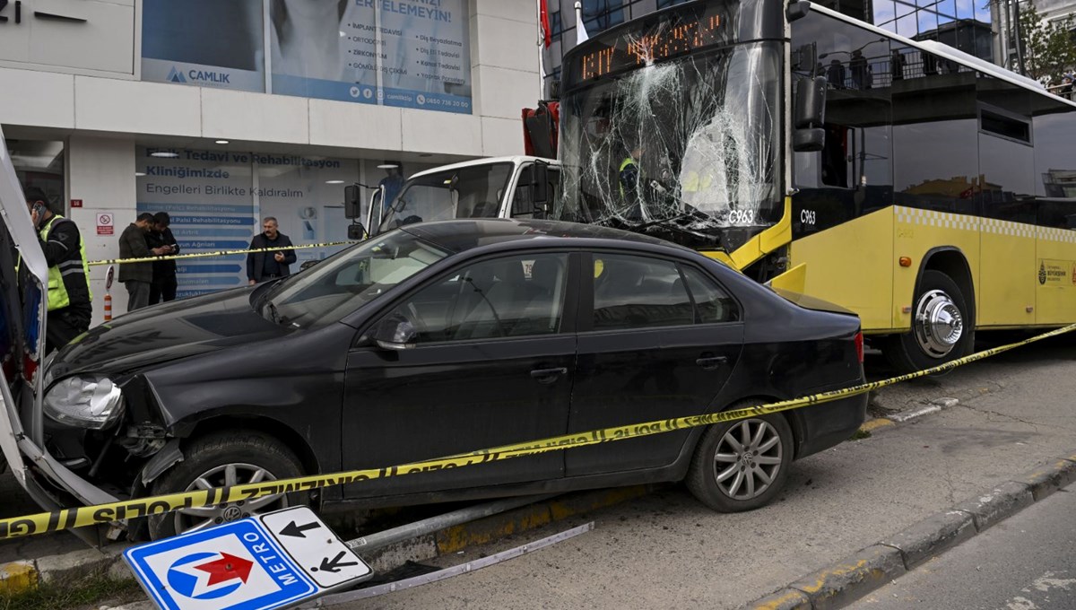 Kaza anı kamerada: Otobüsü motorcunun üzerine süren İETT şoförü durağa girdi