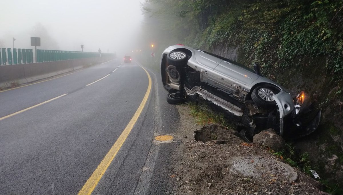 Bolu Dağı'nın Düzce geçişinde devrilen otomobilin sürücüsü ağır yaralandı Bolu Dağı'nın Düzce geçişinde devrilen otomobilin sürücüsü ağır yaralandı