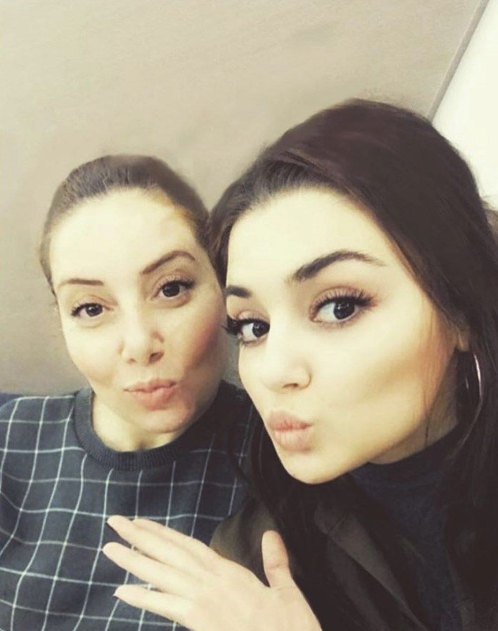 Hande Erçel'den duygulandıran mesaj: Hep dizinin dibinde olduğumu biliyorum - 1