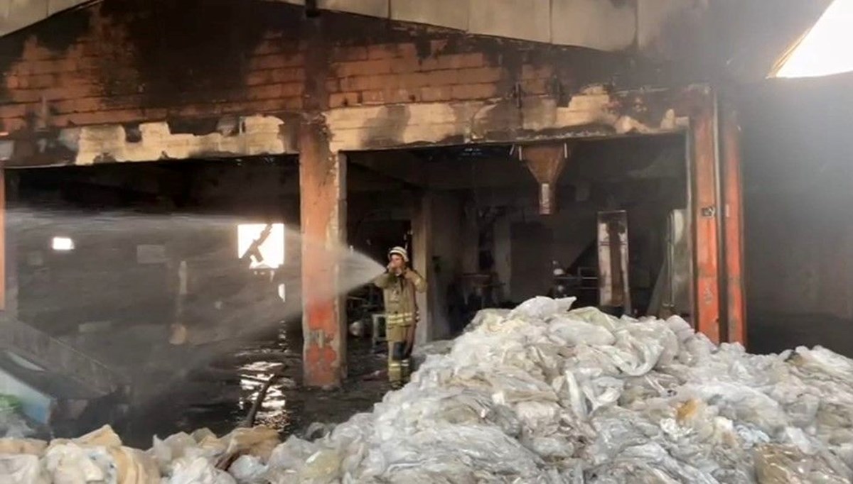 Mardin’de geri dönüşüm fabrikasında yangın Mardin’de geri dönüşüm fabrikasında yangın