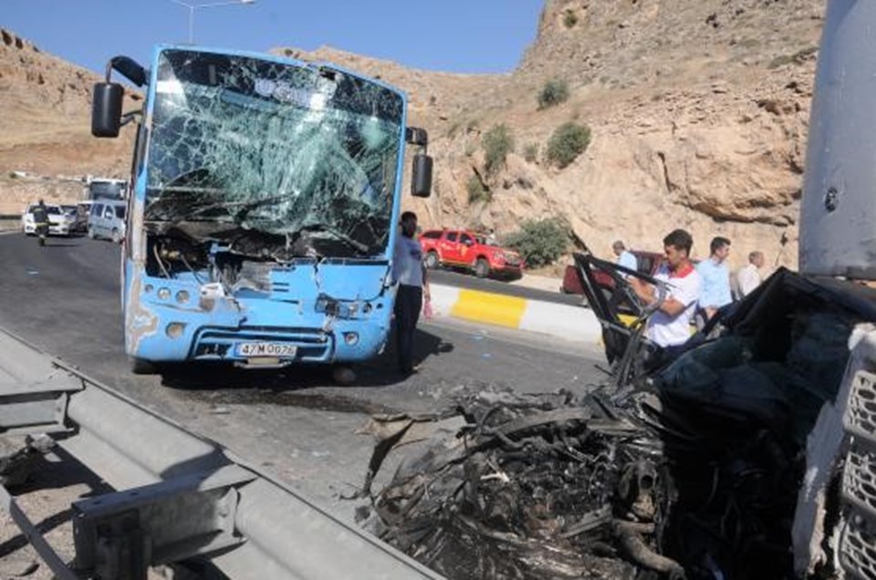 Mardin'de trafik kazası: 2 ölü 13 yaralı - 1
