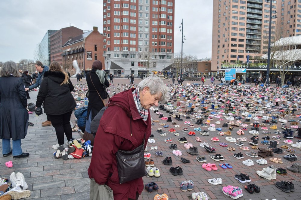 İsrail saldırılarında ölen Filistinli çocukları anmak için 8 bin çift ayakkabı bırakıldı: İşgali durdurun - 4