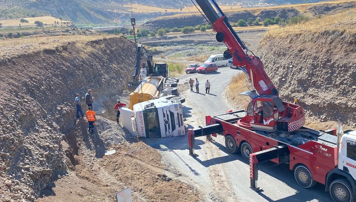 Hafriyat yüklü kamyon devrildi