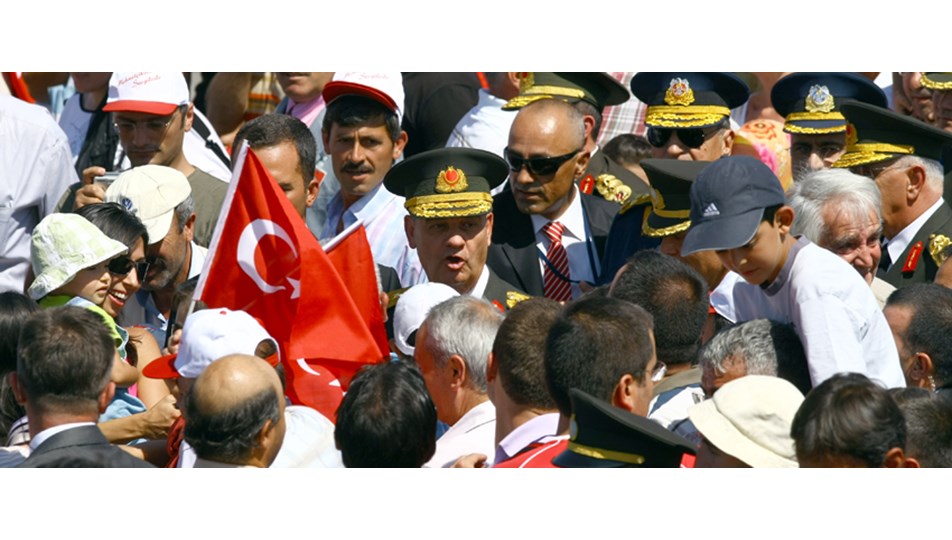 Başbuğ teselli etti: Korkma, bölünmez