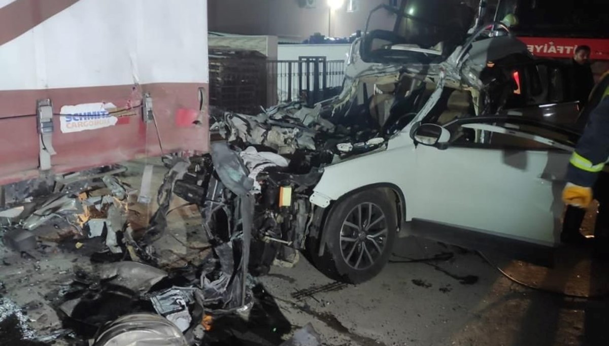 Manisa'da feci kaza: 2 ölü Manisa'da feci kaza: 2 ölü