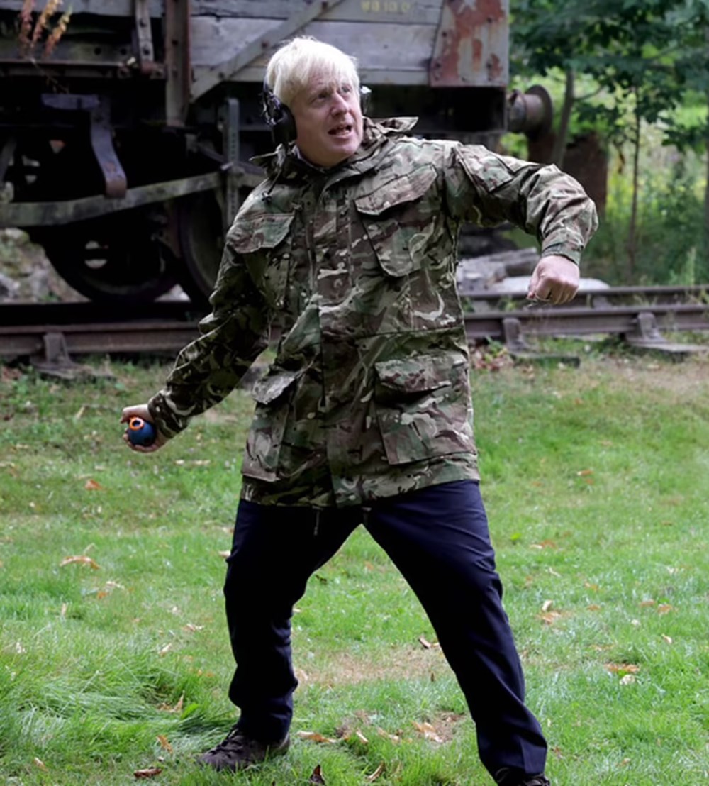 Boris Johnson, İngiltere'de eğitim gören Ukraynalı askerleri ziyaret etti: El bombası attı - 3
