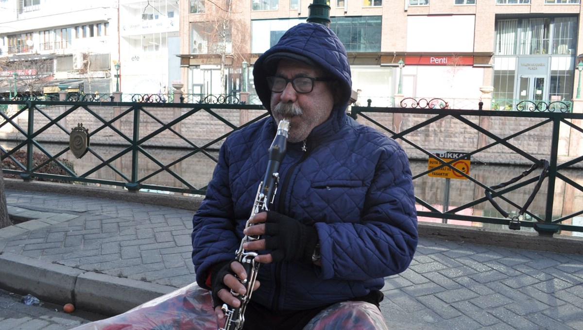 62 yaşında ama soğuk, kar, yağmur demeden sanatını icra ediyor: 3 çocuk babası müzisyenlik yaparak geçimini sağlıyor