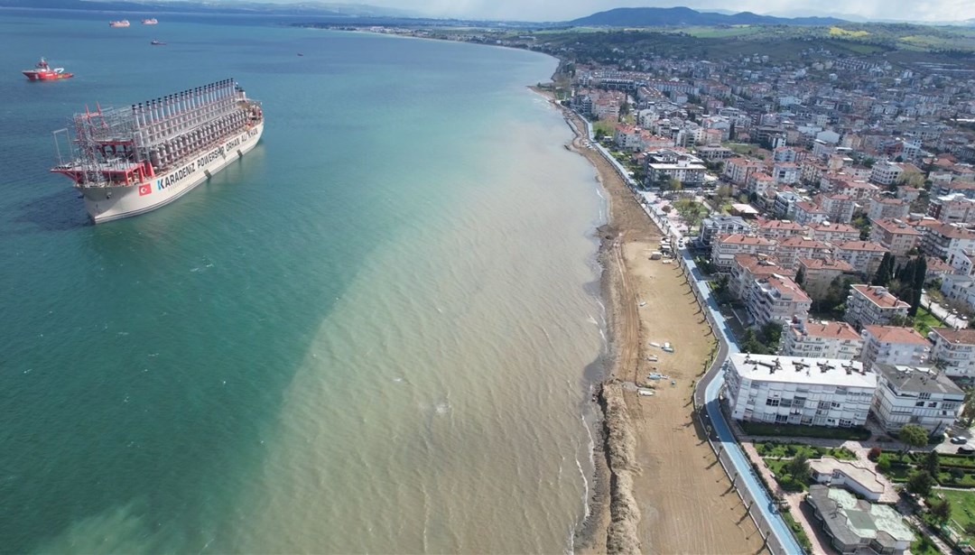 Yalova'da karaya oturan gemi kurtarıldı!