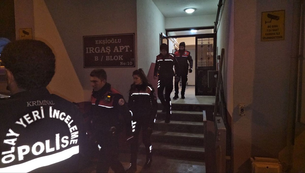 Evinin banyosunda göğsünden bıçaklanmış halde ölü bulundu Evinin banyosunda göğsünden bıçaklanmış halde ölü bulundu