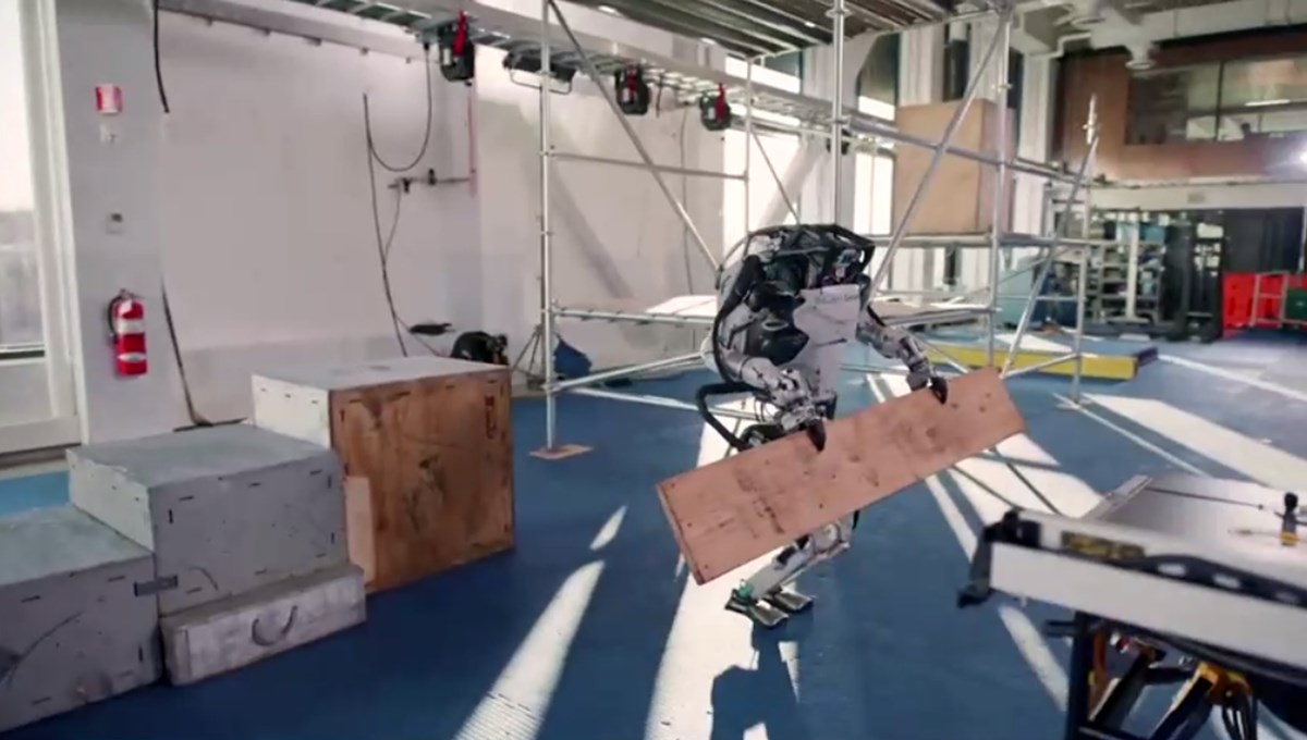 Boston Dynamics’in insansı robotu bu sefer de inşaat iskelesine çıktı