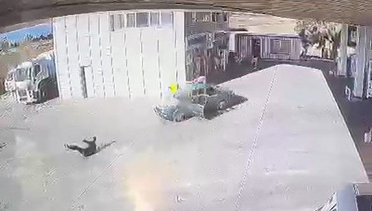Manisa'da korkutan anlar kamerada: Aracı geri viteste unutup gaza bastı