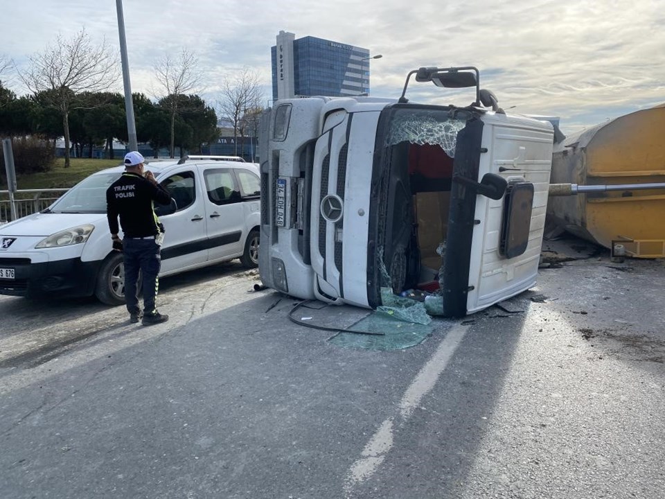 Bağcılar’da toprak yüklü hafriyat kamyonu devrildi - 1