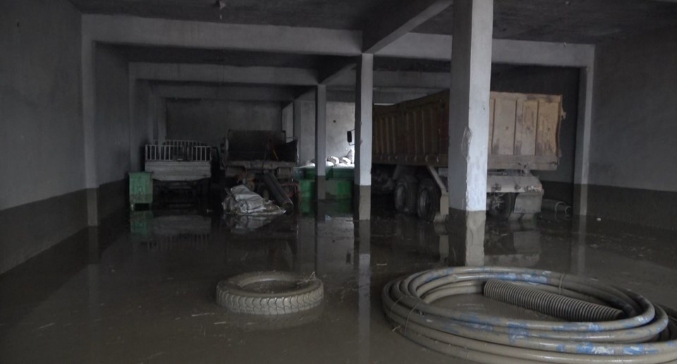 Muş'ta selde köprü yıkıldı: 5 araç ve 35 ev hasar gördü - 1