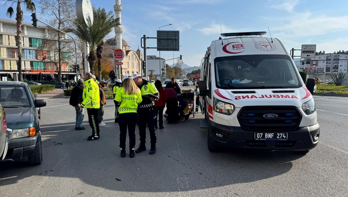 Okul servis aracıyla motosiklet çarpıştı: 1 kişi yaralandı