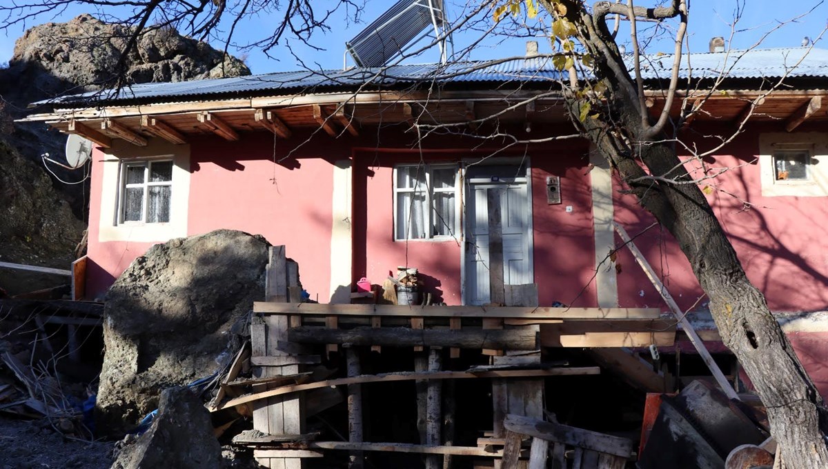 Dağdan kopan kaya parçası evin önüne düştü: Balkonun büyük bölümü yıkıldı