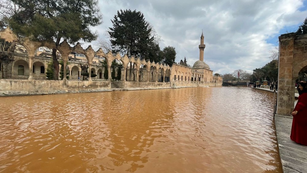 Deprem sonrası Balıklıgöl'de suyun rengi değişti - 2