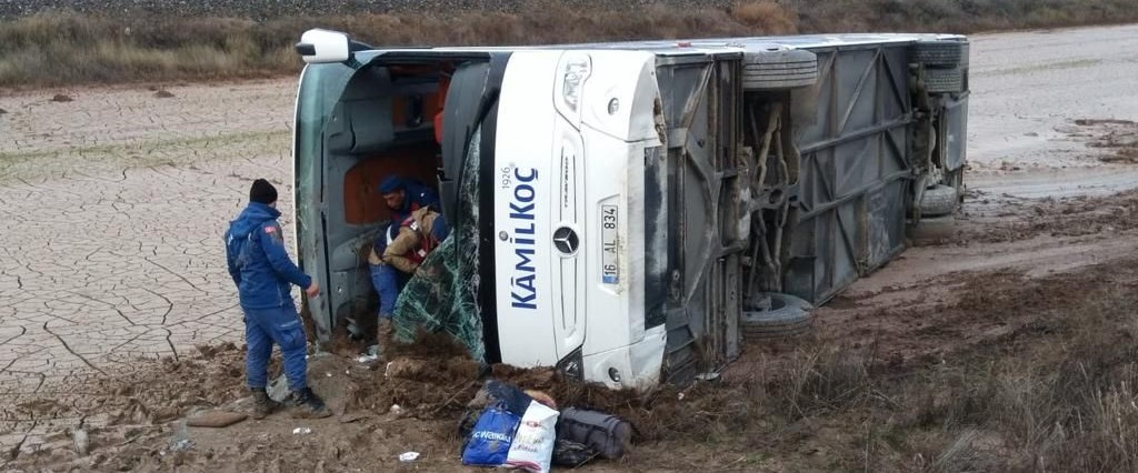 Yozgat�ta yolcu otobüsü devrildi 1 ölü, 18 yaralı NTV