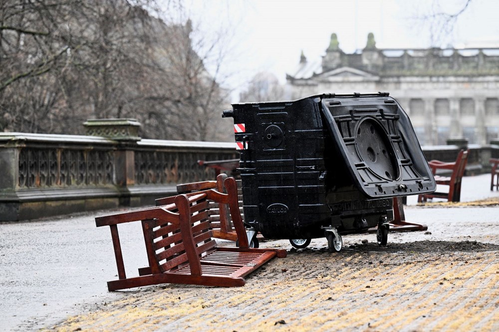 Yüzyılın en güçlü fırtınası: Rüzgar rekor kırdı, evler elektriksiz kaldı! - 6
