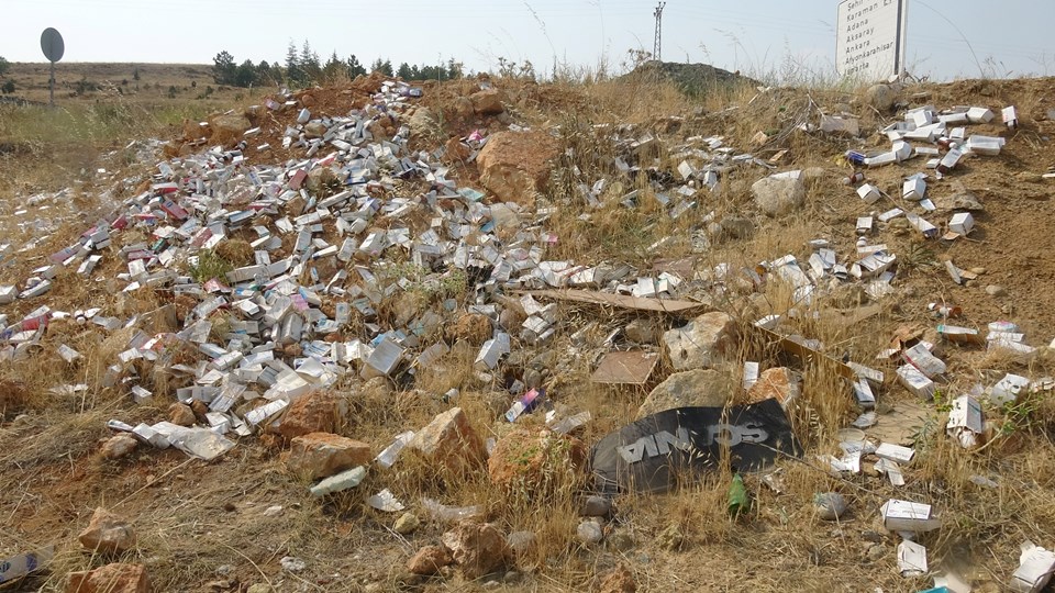 Er werd een groot aantal ongebruikte medicijncontainers langs de weg aangetroffen - 1