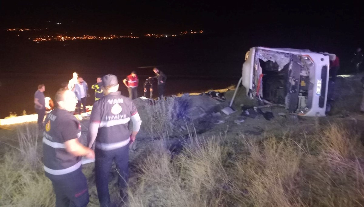 Van'da katliam gibi kaza: 5 ölü, 30 yaralı Van'da katliam gibi kaza: 5 ölü, 30 yaralı