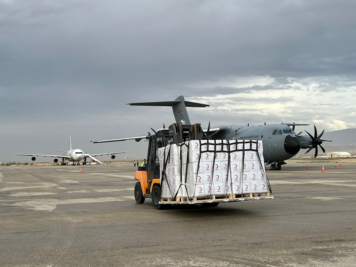 Türkiye'den Afganistan'daki selzedelere 24 tonluk insani yardım