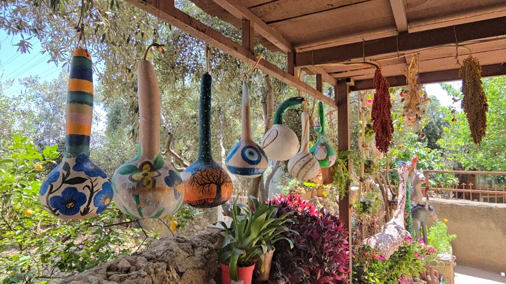 64 yaşındaki emekli öğretmen atıl malzemeleri dönüştürüyor: Bahçesini açık hava müzesine dönüştürdü 77 dhs2pCuoZEKPpcJDoWR6Lw