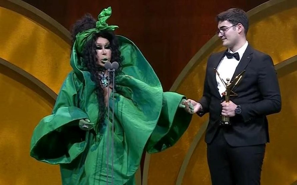 Kıyafetiyle ödül gecesinde damga vurmuştu! Bülent Ersoy'dan eleştirilere Rihanna ile gönderme - 2