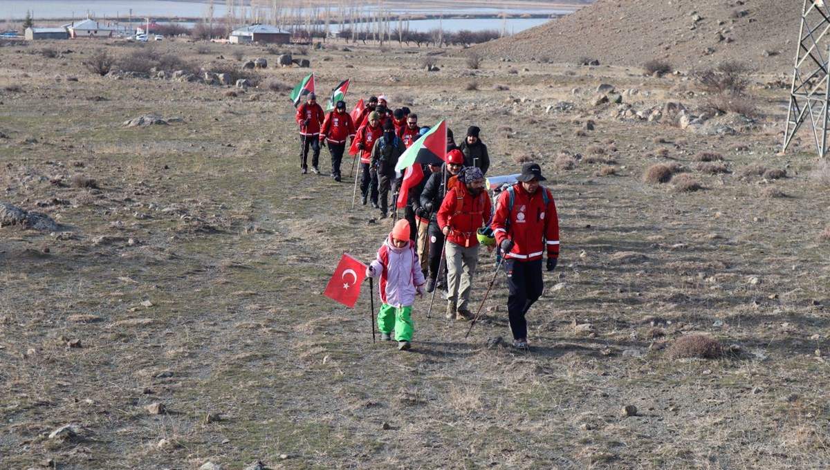 Iğdırlı dağcılar Pençe-Kilit şehitleri ve Filistin için yürüdü