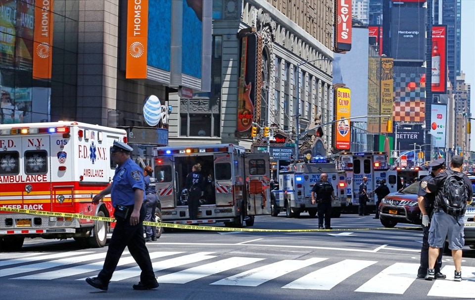 ABD’de araç yayalara çarptı: 1 kişi öldü, yaralılar var - 4