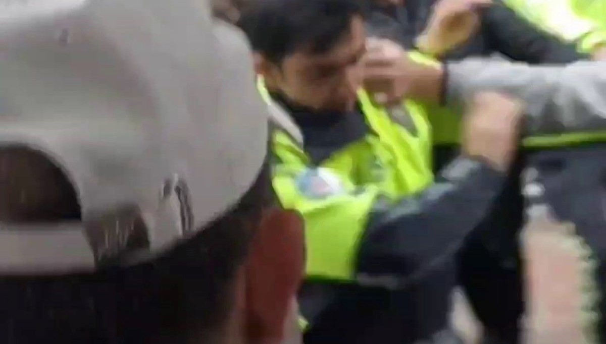 Bursa'da motosikleti çekilen sürücü polisi yumrukladı Bursa'da motosikleti çekilen sürücü polisi yumrukladı