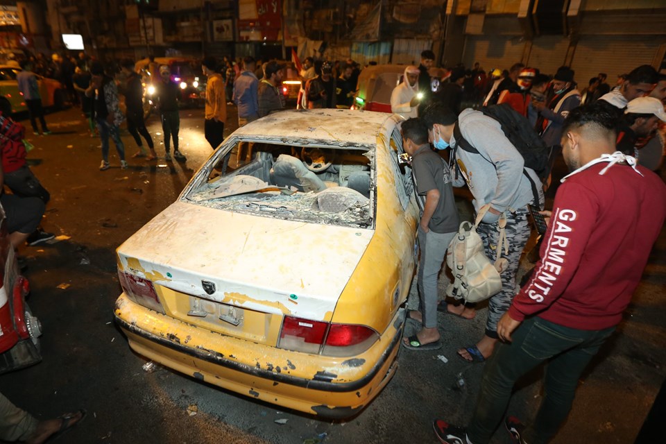 SON DAKİKA HABERİ: Bağdat’ta gösterilerin sürdüğü Tahrir Meydanı’nda bombalı saldırı - 1