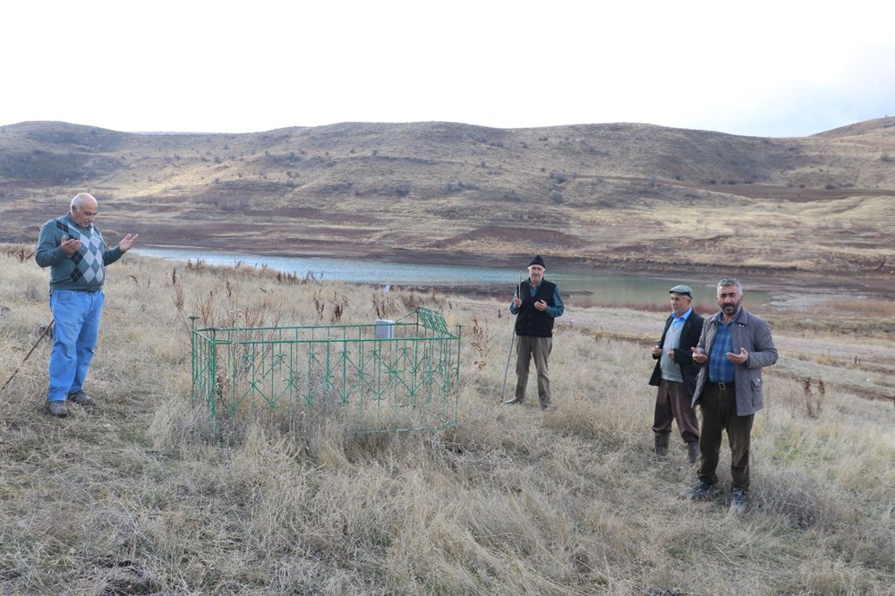 Sivas'ta sular çekildi: Mezarlık ortaya çıktı - 10