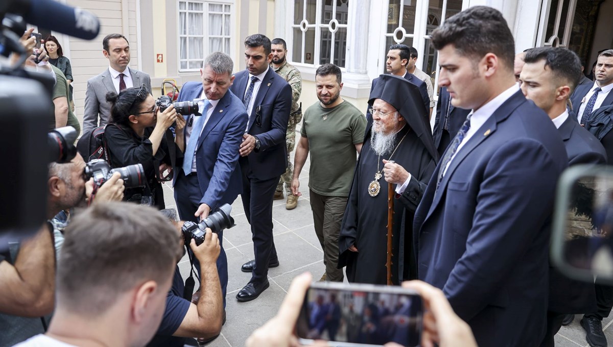 Zelenski'den Fener Rum Patrikhanesi'ne ziyaret Zelenski'den Fener Rum Patrikhanesi'ne ziyaret