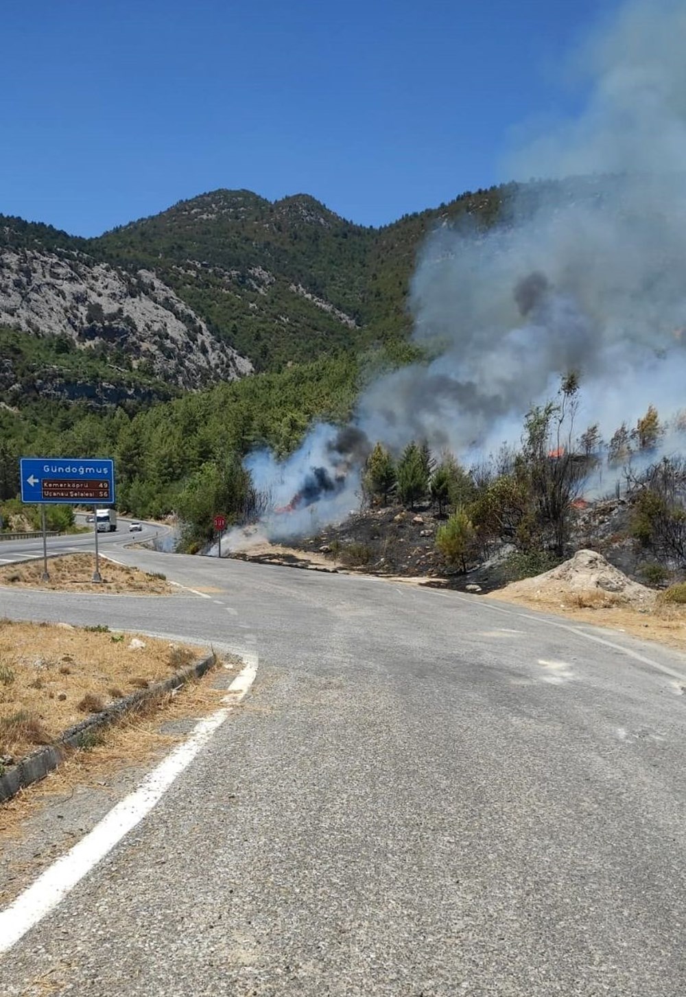 Antalya'da orman yangını: Karayolu ulaşıma kapatıldı - 3