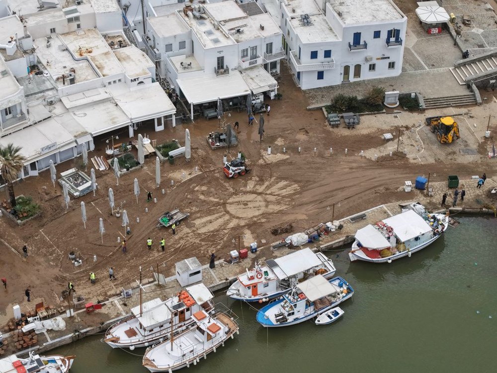 Şiddetli yağış Yunan adalarını vurdu: Sel otomobilleri sürükledi! - 4
