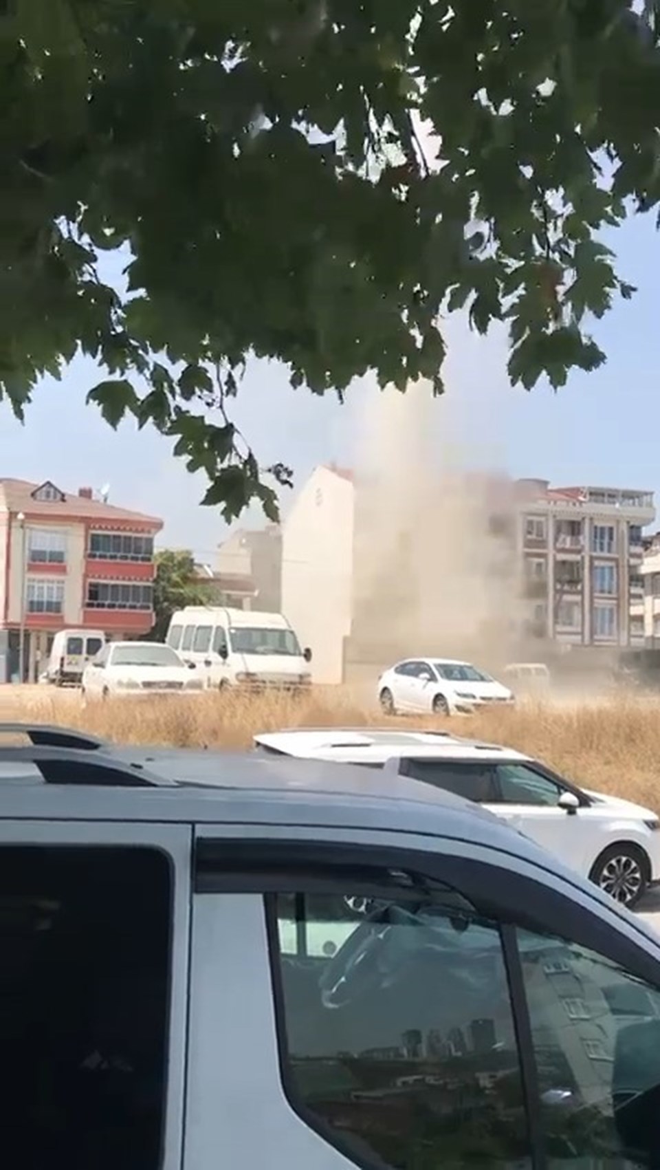 İstanbul’da şehrin ortasında hortum paniği - 1
